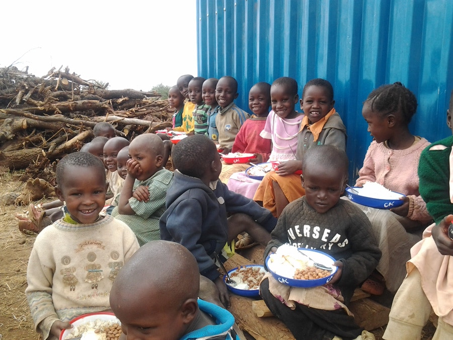 Feeding hungry children in Kenya - Operation Blessing International