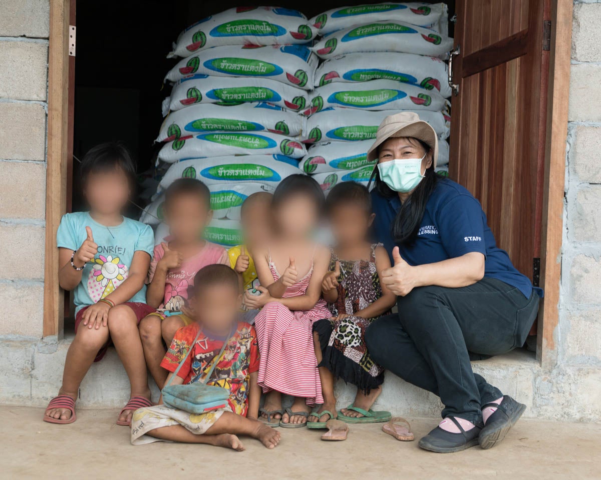Refugee kids in Myanmar receive aid