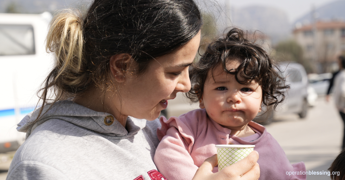 baby-mom-drinking-water