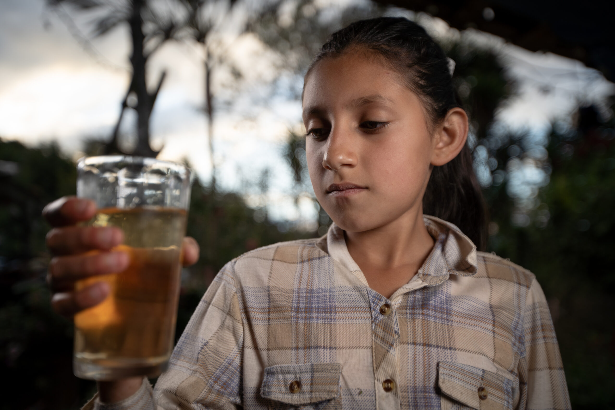 yarguera-pics-michel-main-choice-sad-water-glass-scaled